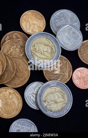 Rand e centesimi sulla moneta nera del Sud Africa. Ogni centesimo conta come i costi di vita aumentano Foto Stock