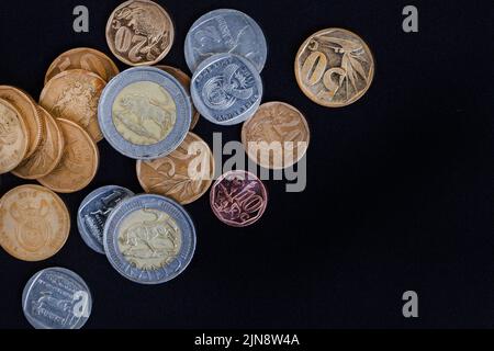 Rand e centesimi sulla moneta nera del Sud Africa. Ogni centesimo conta come i costi di vita aumentano Foto Stock