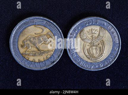 Rand e centesimi sulla moneta nera del Sud Africa. Ogni centesimo conta come i costi di vita aumentano Foto Stock