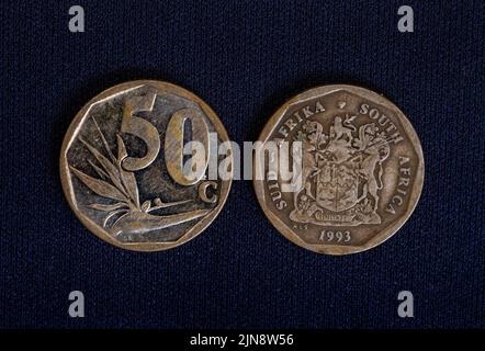 Rand e centesimi sulla moneta nera del Sud Africa. Ogni centesimo conta come i costi di vita aumentano Foto Stock