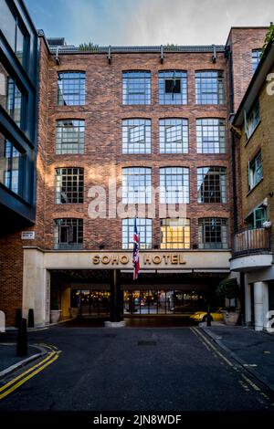 Il Soho Hotel in Richmond Mews, Soho, Londra. Un hotel boutique in un ex magazzino edificio nel cuore di Soho il quartiere del divertimento. Foto Stock