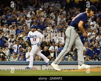 Los Angeles, Stati Uniti. 10th ago 2022. Los Angeles Dodgers Max Muncy gira le basi dopo aver colpito una corsa a casa solista a destra al centro fuori dei Minnesota Twins lanciando il lanciatore Joe Ryan (R) durante il quarto inning al Dodger Stadium il martedì 9 agosto 2022. Foto di Jim Ruymen/UPI Credit: UPI/Alamy Live News Foto Stock