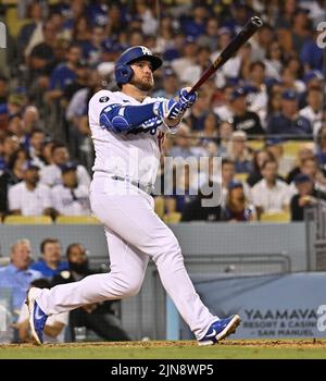 Los Angeles, Stati Uniti. 10th ago 2022. Los Angeles Max Muncy colpisce una casa solista corsa a destra al centro fuori dei Minnesota Twins lanciando il lanciatore Joe Ryan durante il quarto inning al Dodger Stadium il martedì 9 agosto 2022. Foto di Jim Ruymen/UPI Credit: UPI/Alamy Live News Foto Stock