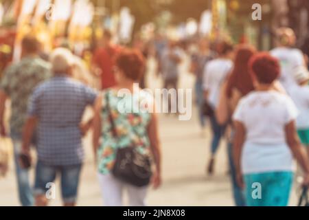 Pedone sfocato a piedi lungo la strada della città, folla irriconoscibile di persone in bokeh per il censimento o concetto di cittadinanza Foto Stock