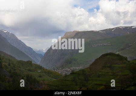 Guardando verso il basso l'alta valle Romanche a la grave e oltre da vicino Villar-d'Arêne, Hautes-Alpes, Francia Foto Stock