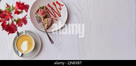 Torta di cashew naturale senza farina, latte e cottura e tazza di cappuccino su tavola di legno all'aperto nella terrazza caffè. Pausa caffè. Striscione extra largo. Foto Stock