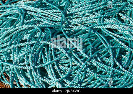 Bobine di corda usate nella pesca commerciale immagazzinate all'aperto sulla spiaggia di ghiaia nel Norfolk del Nord a Cley-next-the-Sea, Norfolk, Inghilterra, Regno Unito. Foto Stock