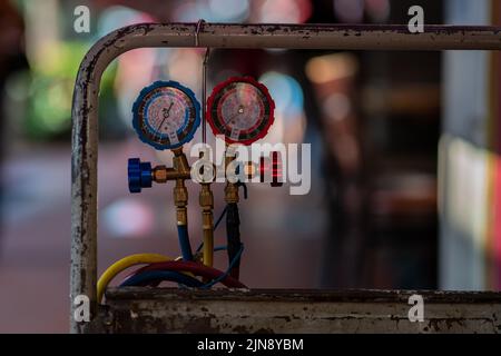 Regolatore di pressione rosso e blu con centro di copiatura Foto Stock