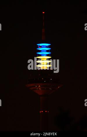 Poco dopo l'inizio del conflitto, la torre della televisione di Francoforte è illuminata in colori ucraini per mostrare solidarietà. Foto Stock