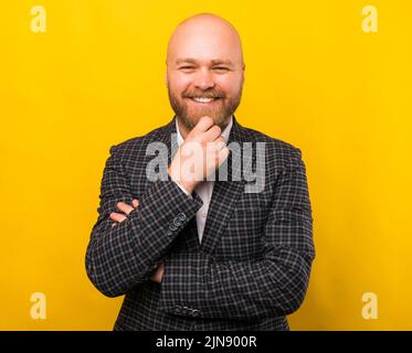 Una bella foto di un giovane uomo d'affari bearded che guarda felicemente la macchina fotografica Foto Stock