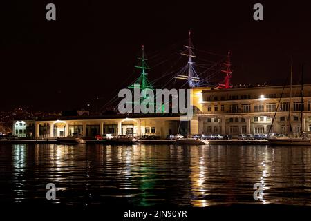 Una vista panoramica della nave Amerigo Vespucci a Trieste, Italia illuminata di notte Foto Stock