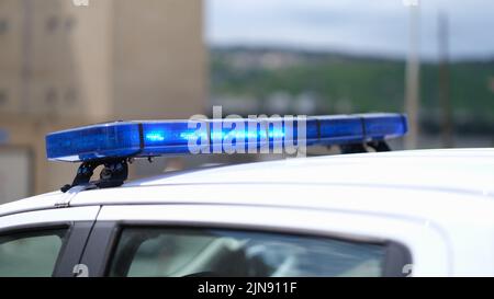 Lampeggiante blu polizia luci montato sul tetto del polacco auto