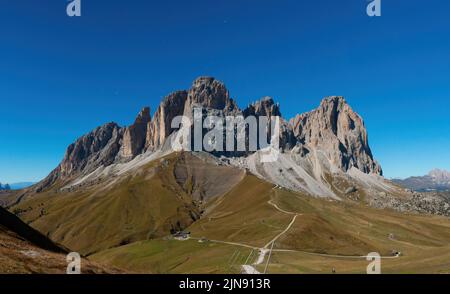 Una vista panoramica del col Rodella sulle Dolomiti in Italia in una giornata di sole Foto Stock