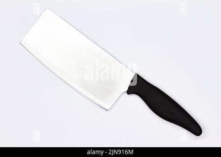 Coltello da cucina per tritare la carne su fondo bianco. Coltello Chef Butchers per tagliare la carne. Coltello per disossare la carne cruda. Utensili da cucina. Foto Stock