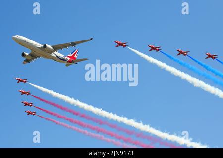 Fairford, Regno Unito. 16th luglio 2022. Velivoli militari da tutto il mondo in mostra per il RIAT Royal International Air Tattoo. Le frecce rosse hanno eseguito un flypassato con il jet governativo Voyager Airbus A330. Foto Stock