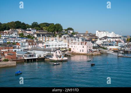 Vista generale delle case che si affacciano sul mare a West Cowes sull'isola di Wight in una giornata di sole estate. Foto Stock