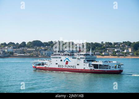 Il traghetto Red Funnel Vehicle, "Red Osprey", fa la sua strada verso il porto di Cowes sull'Isola di Wight, pieno di turisti. Foto Stock