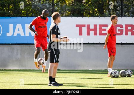 Didier Lamkel Ze di Anversa controlla la palla durante una sessione di allenamento del Royal Antwerp FC, mercoledì 10 agosto 2022 ad Anversa. Anversa giocherà domani la tappa di ritorno del terzo turno di qualificazione per la UEFA Europa Conference League contro il team norvegese SK Lillestrom dopo una vittoria 1-3 nella prima tappa. BELGA FOTO TOM GOYVAERTS Foto Stock