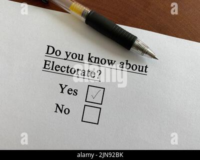Una persona sta rispondendo alle domande sulla politica. Conosce l’elettorato. Foto Stock