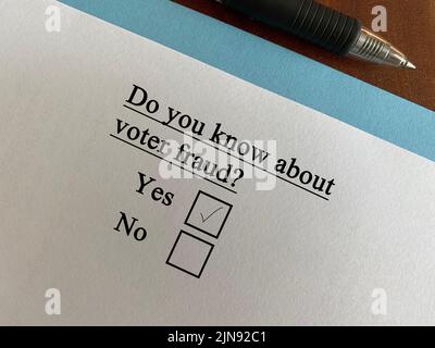 Una persona sta rispondendo alle domande sulla politica. Conosce la frode degli elettori. Foto Stock