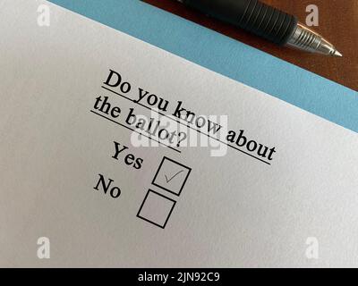 Una persona sta rispondendo alle domande sulla politica. Conosce il voto. Foto Stock
