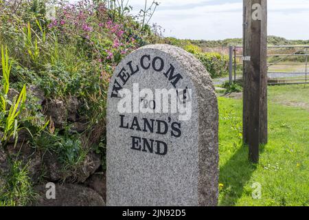 Un cartello in pietra che dice "WELCOME TO LAND'S END" in Cornovaglia, Regno Unito Foto Stock