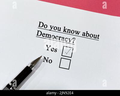 Una persona sta rispondendo alle domande sulla politica. Conosce la democrazia Foto Stock