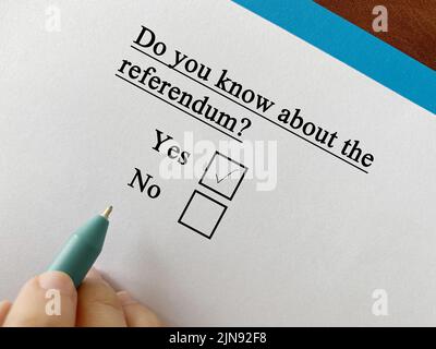 Una persona sta rispondendo alle domande sulla politica. Egli sa del referendum. Foto Stock