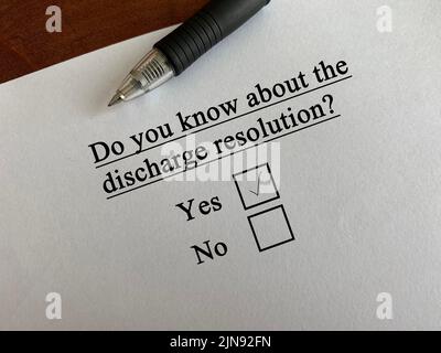 Una persona sta rispondendo alle domande sulla politica. Egli conosce la risoluzione sul discarico Foto Stock