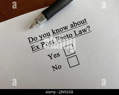 Una persona sta rispondendo alle domande sulla politica. Conosce la legge ex post facto. Foto Stock