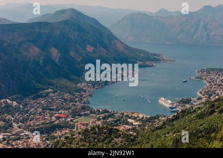 Baia di Cattaro - Montenegro - natura e architettura background. Baia di Cattaro vista dall'alto. Vista panoramica sulla baia di Cattaro, Montenegro. Cattaro in una bella Foto Stock