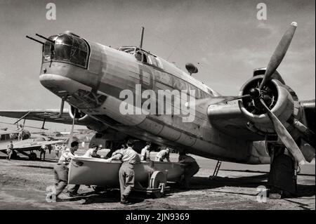 Groundcrew di No. 269 Squadron RAF ruota una scialuppa di salvataggio per un Vickers Warwick ASR Mark i a Lagens nelle Azzorre nell'oceano Atlantico. Appartenevano al Portogallo, un paese neutrale della seconda guerra mondiale, ma erano cauti nei confronti di una possibile presa in consegna tedesca delle isole. Il Warwick era un velivolo britannico multifunzionale a doppio motore sviluppato e operato durante la seconda guerra mondiale. Foto Stock