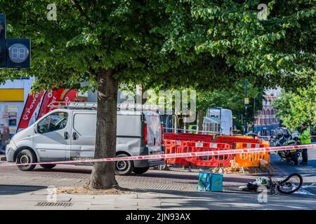 Londra, Regno Unito. 10th ago 2022. La polizia blocca Balham Hill dopo che un pilota di deliveroo ha colpito un furgone fuori dalla stazione di benzina Shell. Secondo un testimone, il pilota non indossava un casco e subiva lesioni alla testa. Credit: Guy Bell/Alamy Live News Foto Stock