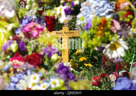 10 agosto 2022, Amburgo, Ohlsdorfer Friedhof: La tomba di Uwe Seeler al cimitero di Ohlsdorf ad Amburgo. L'atleta, morto il 21 luglio 2022, è stato sepolto il 4 agosto nell'immediato circolo familiare del cimitero di Ohlsdorf. Foto: Markus Tischler/dpa Foto Stock