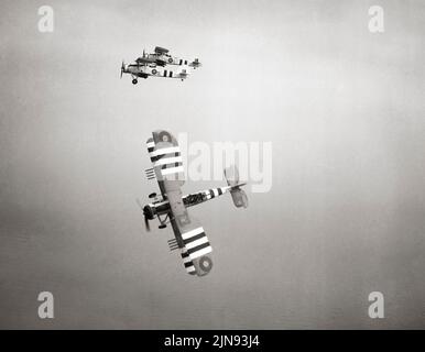 Tre Fairey Swordfish con strisce di invasione trasportate per gli sbarchi in Normandia durante un volo di addestramento dalla stazione aerea navale reale di St Merryn, vicino Newquay, Cornovaglia, Inghilterra. Nonostante fosse obsoleto entro il 1939, lo Swordfish ottenne spettacolari successi durante la guerra, in particolare l'attacco alla corazzata tedesca Bismarck, che contribuì alla sua eventuale scomparsa. Lo Swordfish affondò un tonnellaggio di trasporto su asse maggiore di qualsiasi altro aeromobile alleato durante la guerra e rimase in servizio di prima linea fino al V-e Day, dopo aver superato alcuni degli aerei destinati a sostituirli. Foto Stock