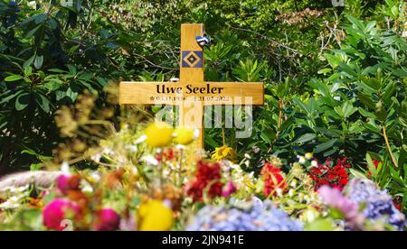 Amburgo, Germania. 10th ago 2022. La tomba di Uwe Seeler si trova nel cimitero di Ohlsdorf ad Amburgo. L'atleta, morto il 21 luglio 2022, è stato sepolto il 4 agosto nell'immediato circolo familiare del cimitero di Ohlsdorf. Credit: Markus Tischler/dpa/Alamy Live News Foto Stock