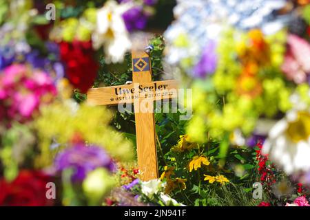 Amburgo, Germania. 10th ago 2022. La tomba di Uwe Seeler si trova nel cimitero di Ohlsdorf ad Amburgo. L'atleta, morto il 21 luglio 2022, è stato sepolto il 4 agosto nell'immediato circolo familiare del cimitero di Ohlsdorf. Credit: Markus Tischler/dpa/Alamy Live News Foto Stock