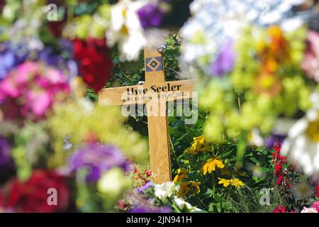 Ohlsdorfer Friedhof, Germania. 10th ago 2022. La tomba di Uwe Seeler si trova nel cimitero di Ohlsdorf ad Amburgo. L'atleta, morto il 21 luglio 2022, è stato sepolto il 4 agosto nell'immediato circolo familiare del cimitero di Ohlsdorf. Credit: Markus Tischler/dpa/Alamy Live News Foto Stock