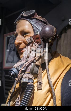 Manichino del museo che indossa la berretto/casco in pelle dell'equipaggio British WW2 RAF tipo C, occhiali, maschera per ossigeno di tipo G e apparecchiature di comunicazione della seconda Guerra Mondiale Foto Stock