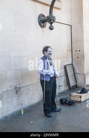 Un animatore di strada vestito come Charlie Chaplin a Covent Garden, Londra, Inghilterra, Regno Unito Foto Stock