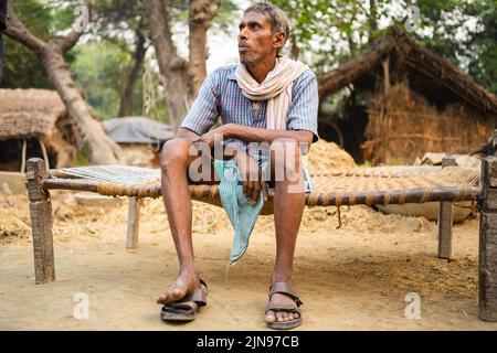 La posa del vecchio villger dell'uomo per l'India rurale della foto è inoltre incredibile. Foto Stock