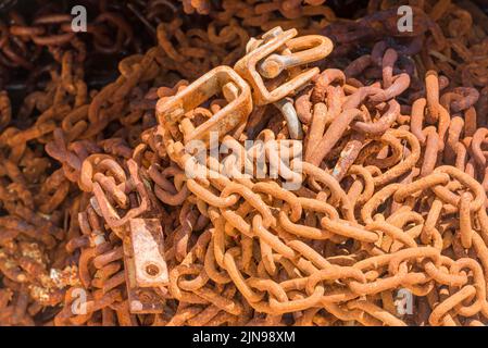 Un'enorme catena di barche arrugginite color arancio che giace al sole in Australia Foto Stock