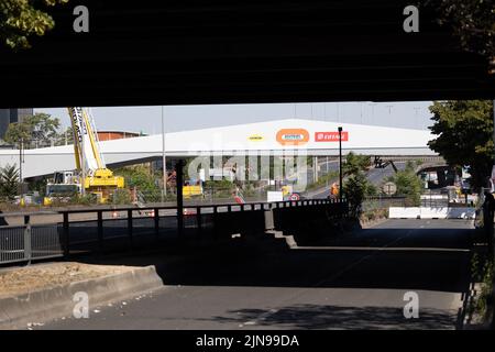 Questa foto scattata il 10 agosto 2022 mostra una vista del sito di costruzione di una passerella pedonale che collegherà lo Stade de France e l'Olympic Aquatics Centre, a Saint-Denis, a nord di Parigi, in vista delle Olimpiadi estive del 2024 a Parigi. La passerella è costruita dal Metropole du Grand Paris in quanto l'autostrada A1 è chiusa per il cantiere. Foto di Raffaello Lafargue/ABACAPRESS.COM Foto Stock