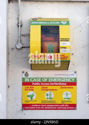 HATHERLEIGH, DEVON, INGHILTERRA - AGOSTO 9 2022: Defibrillatore ad accesso pubblico in strada. Foto Stock