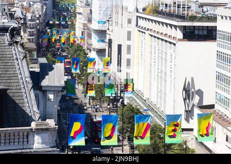 SOLO PER USO EDITORIALE le visualizzazioni di Oxford Street come 105 bandiere disegnate dall'artista Morag Myerscough sono svelate come parte della campagna Clean Power di #TOGETHERBAND, con l'obiettivo di incoraggiare l'azione sulla transizione verso un futuro a zero emissioni di carbonio. Data foto: Mercoledì 10 agosto 2022. Foto Stock