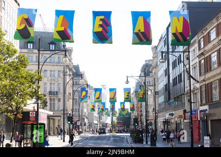 SOLO PER USO EDITORIALE le visualizzazioni di Oxford Street come 105 bandiere disegnate dall'artista Morag Myerscough sono svelate come parte della campagna Clean Power di #TOGETHERBAND, con l'obiettivo di incoraggiare l'azione sulla transizione verso un futuro a zero emissioni di carbonio. Data foto: Mercoledì 10 agosto 2022. Foto Stock