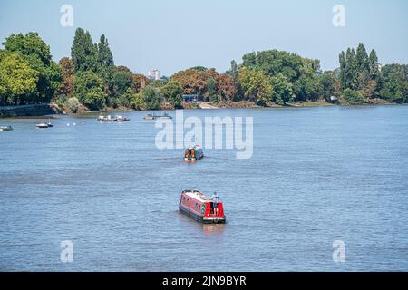 Putney London, Regno Unito. 10th ago 2022. Chiatte che navigano sul Tamigi Rover a Putney, Londra sud-occidentale sotto cieli azzurri. L'ufficio MET ha emesso un avvertimento di calore estremo ambra per l'Inghilterra centrale e meridionale e parti del Galles da giovedì a domenica, come si prevede che le temperature raggiungeranno fino a 35C in alcune parti del paese Credit. Credit: amer Ghazzal/Alamy Live News Foto Stock