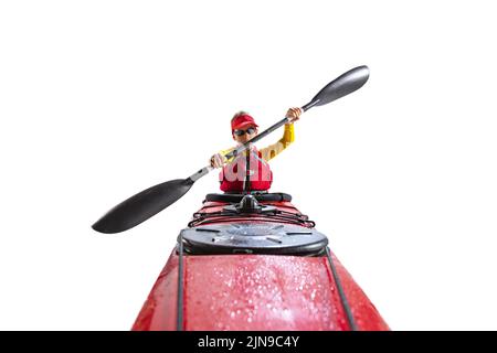 Kayak principiante in canoa rossa, kayak con un giubbotto salvagente e una pagaia isolata su sfondo bianco. Concetto di sport, natura, viaggi, stile di vita attivo Foto Stock