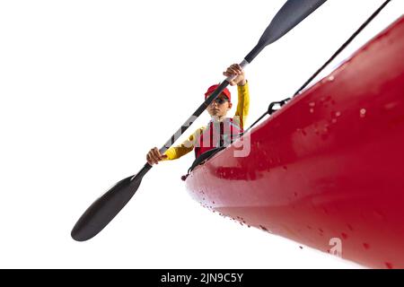 Kayak principiante in canoa rossa, kayak con un giubbotto salvagente e una pagaia isolata su sfondo bianco. Concetto di sport, natura, viaggi, stile di vita attivo Foto Stock