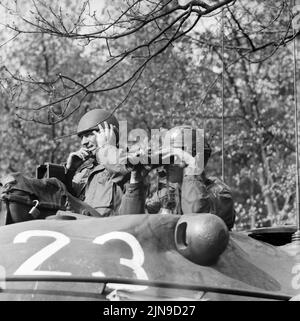 Original-Bildunterschrift: 3000 amerikannische Soldaten im Frühjahrsmanöver - Seit gestern ist der Berlner Grunewald Wider Schlachtfeld und die beiden US-Kampfgruppen trainieren mt Platzpatronen und hochexploiver Übungsmunition für den Angriffs- und auch für den Verteijdigungsfall, Berlin, Deutschland, 1961. Foto Stock